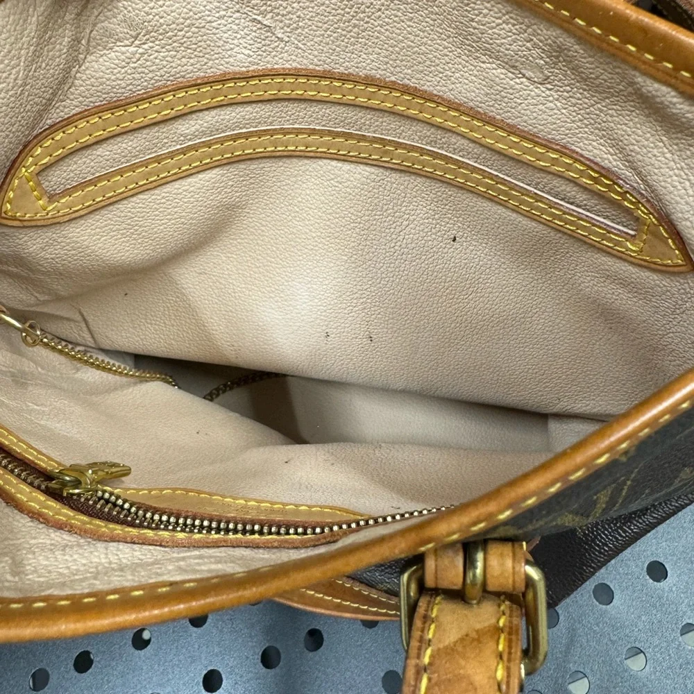 Louis Vuitton Pochette Bucket - Picture 3 of 12